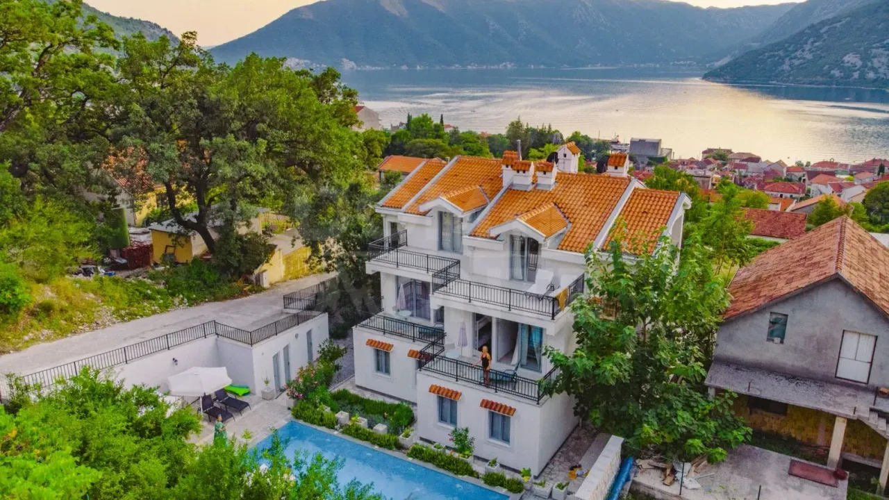 Sale, three bedroom apartment, 208m², Risan, Kotor