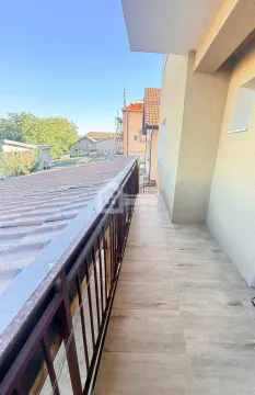 Pogled sa balkona na okolne kuće i dvorište. - image 14