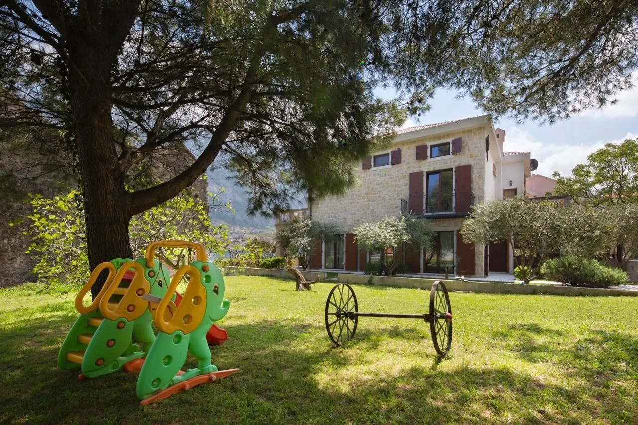 Sale, house, 690m², Prčanj, Kotor