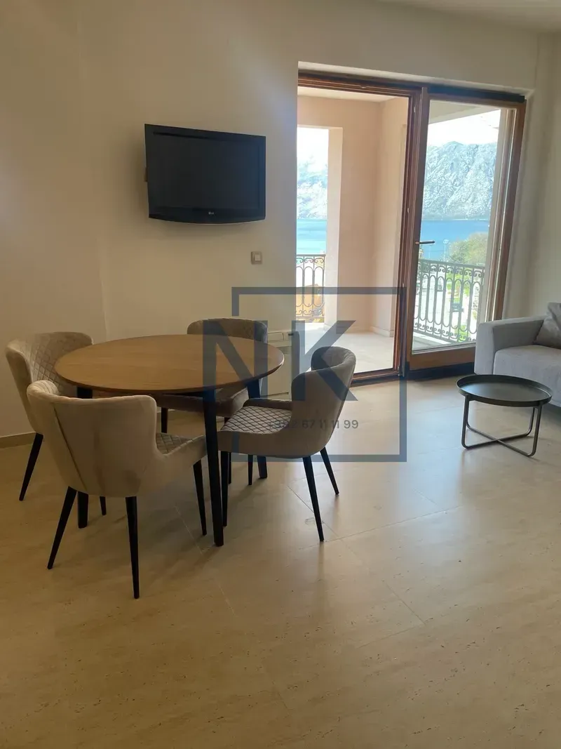 Prodaja, dvosoban stan, 106m², Dobrota, Kotor