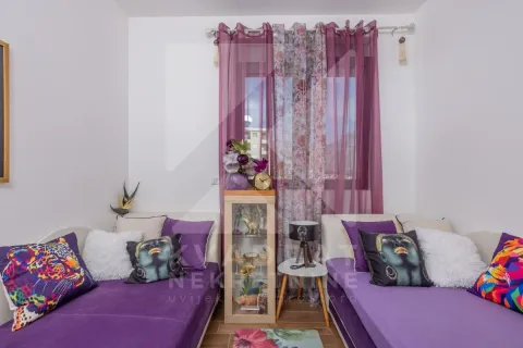 Spavaća soba sa dva kreveta i ljubičastim detaljima. - image 20