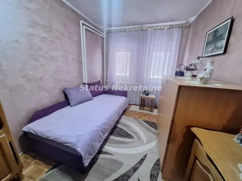 Nameštena spavaća soba sa krevetom i prozorom prekrivenim zavesama. - image 8