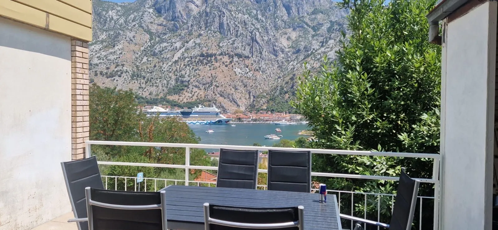 Izdavanje, dvosoban stan, 115m², Škaljari, Kotor