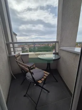 Manji natkriveni balkon sa garniturom za sedenje i pogledom na okolinu. - image 18