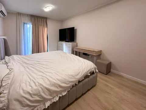Prostrana spavaća soba sa velikim bračnim krevetom, komodom i televizorom. - image 12