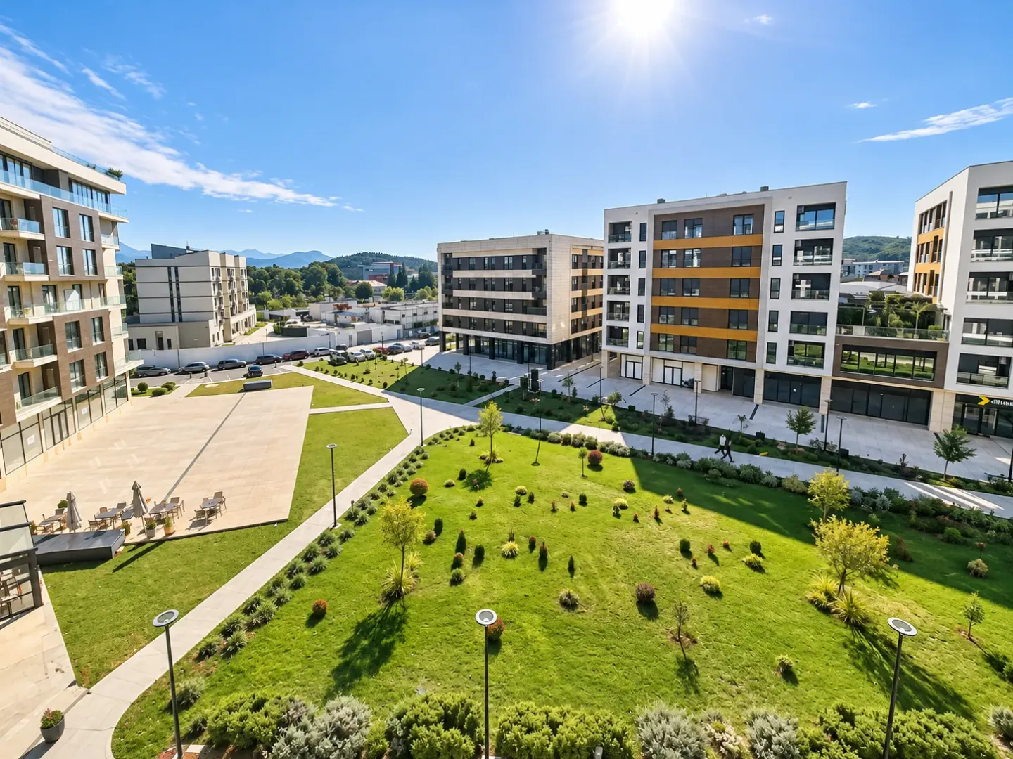 Pogled na dvorište i moderne stambene zgrade.