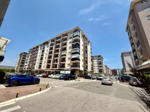 Izdavanje, trosoban stan, 100m², City Kvart, Podgorica - image 2