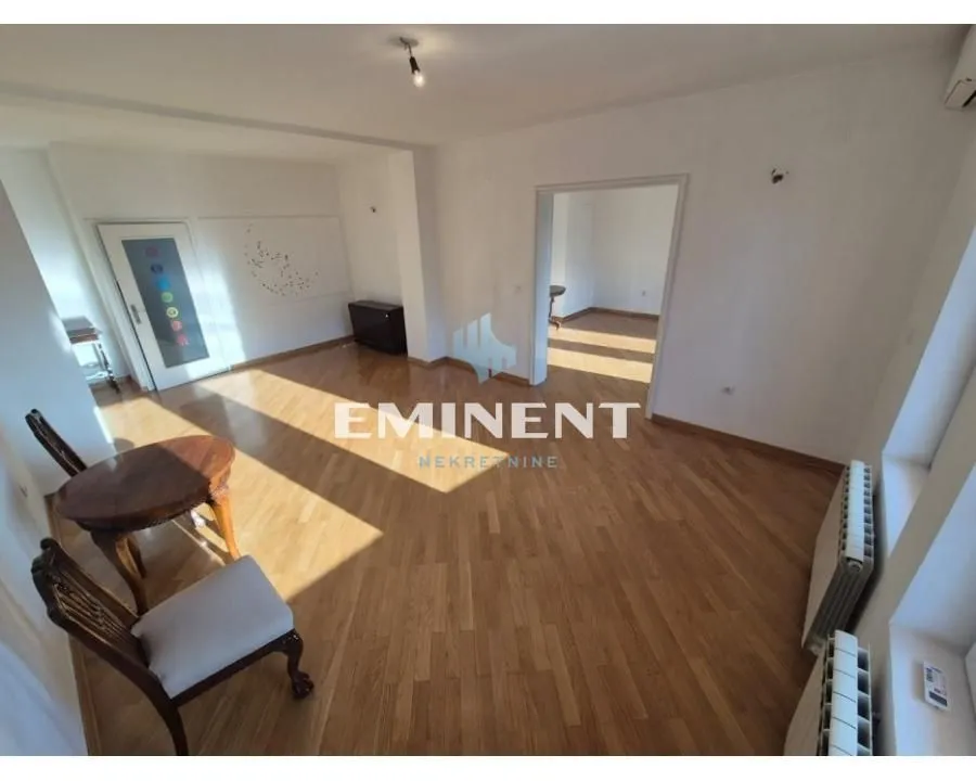 Izdavanje, trosoban stan, 110m², Kalenić Pijaca, Vračar Sve Podlokacije