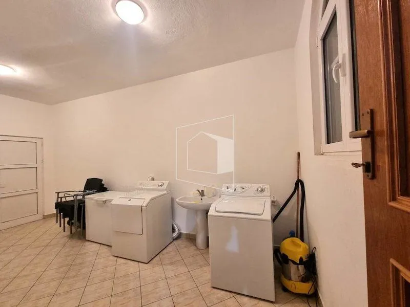 Izdavanje, kuća, 400m², Zlatica, Podgorica