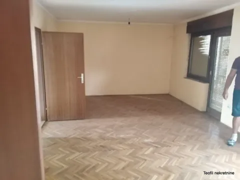 Prazna prostorija sa parketom na podu i otvorenim vratima. - image 17