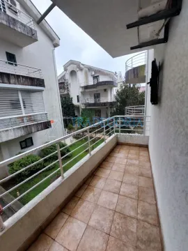 Naktkriveni balkoni sa metalnom ogradom i pogledom na dvorište i okolne zgrade. - image 12