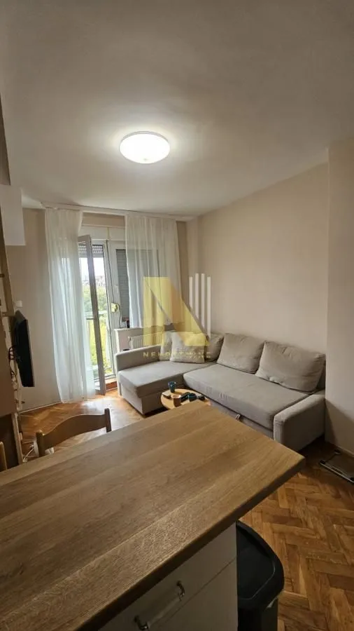 Dnevna soba sa garniturom i izlazom na terasu.