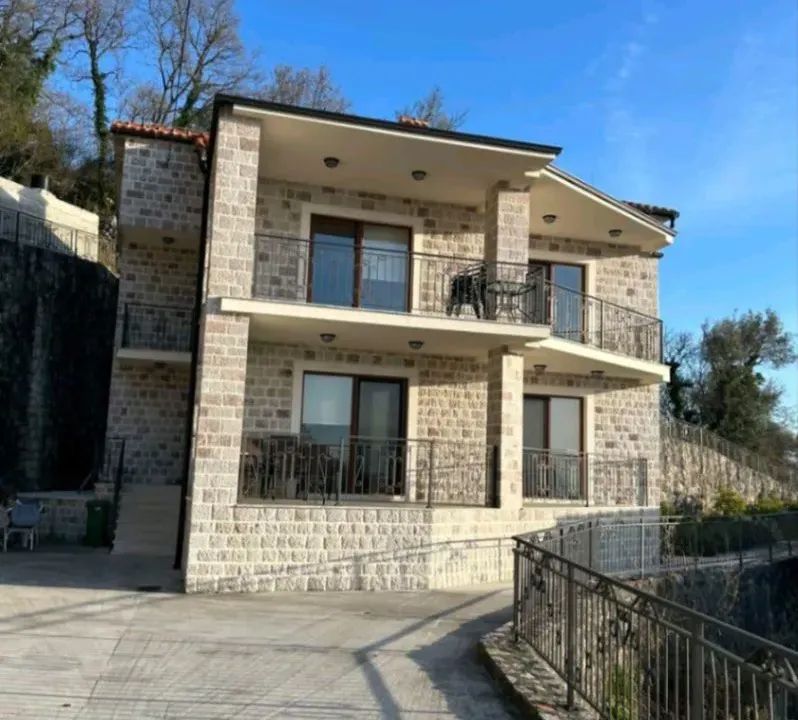 Izdavanje, kuća, 150m², Radanovići, Kotor