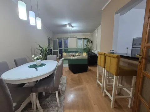 Dnevna soba sa trpezarijom i šankom. - image 18