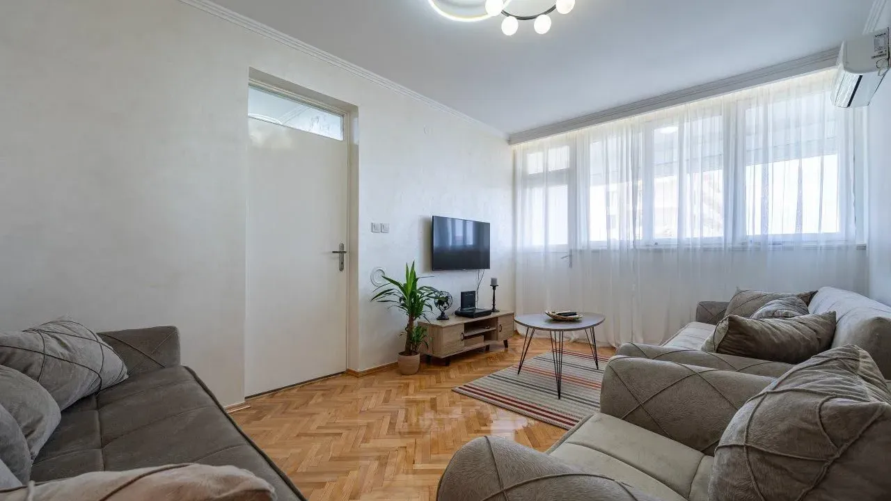 Izdavanje, dvosoban stan, 70m², Podgorica, Crna Gora