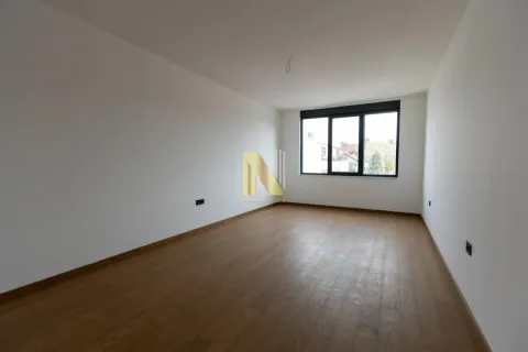 Prazna soba sa parketom i velikim prozorom. - image 6