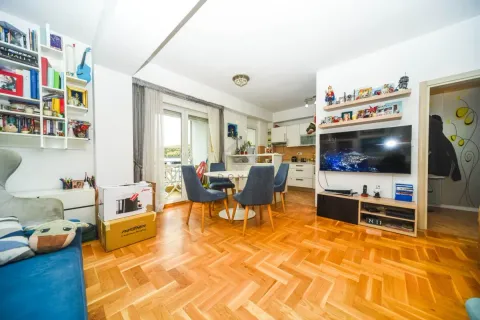 Dnevna soba sa trpezarijom i izlazom na terasu. - image 3