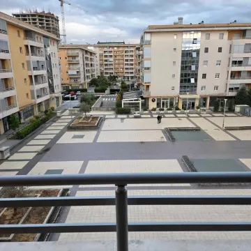 Pogled sa terase na popločani trg i stambene zgrade. - image 9