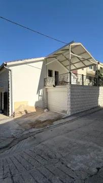Eksterijer kuće sa terasom, garažom i prilazom. - image 5