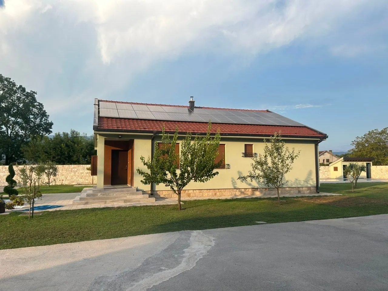 Izdavanje, kuća, 220m², Ćurilac, Danilovgrad
