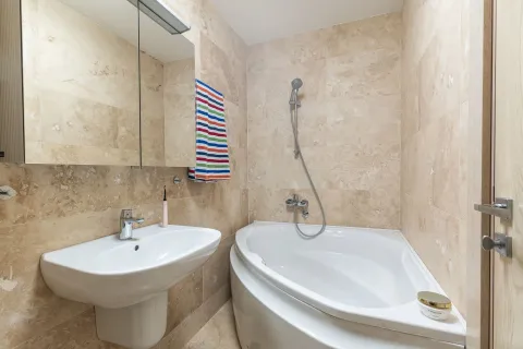 Kupatilo opremljeno umivaonikom, ogledalom i ugaonom kadom sa tušem. - image 19