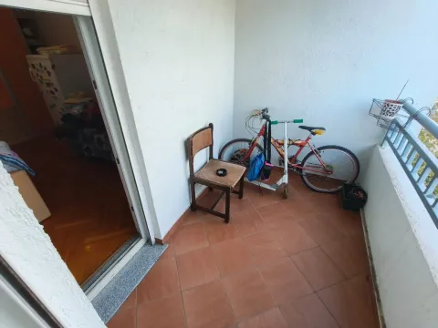 Natkriveni balkon sa stolicom, biciklom i trociklerom. - image 12