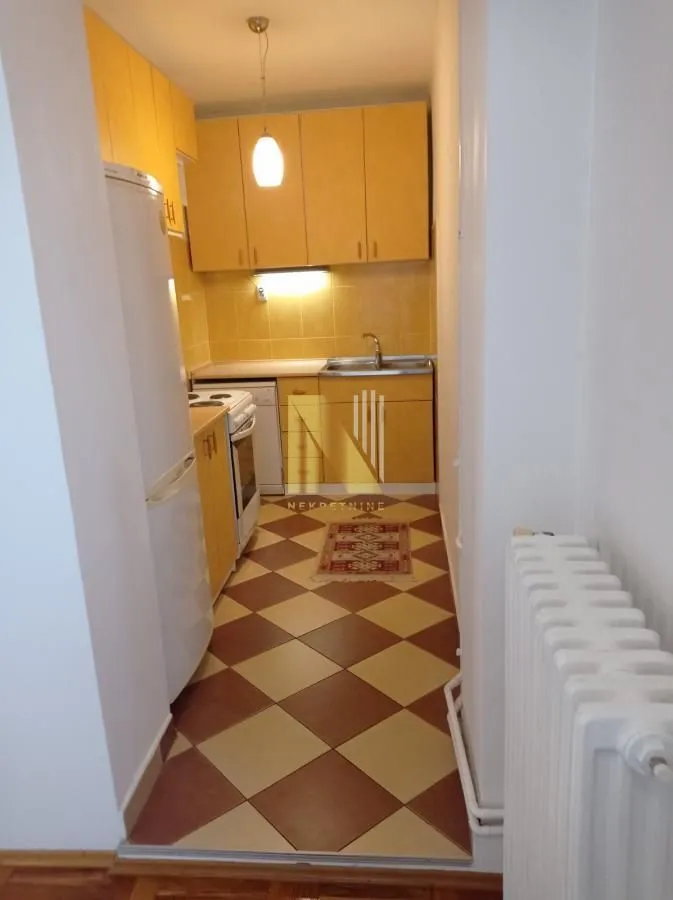Izdavanje, trosoban stan, 82m², Centar, Novi Sad