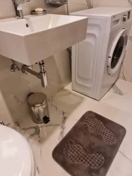 Kupatilo sa umivaonikom, veš mašinom i mermernim pločicama. - image 5