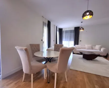 Prostrana dnevna soba sa trpezarijom, modernim namještajem i drvenim podom. - image 4