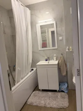 Manje kupatilo sa kadom, umivaonikom i toaletom. - image 10