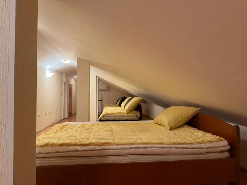 Potkrovlje sa krevetima i kosim plafonom. - image 19