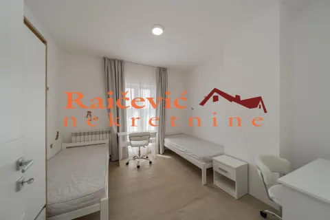 Dečja soba sa dva kreveta, radnim stolovima i belim nameštajem. - image 12