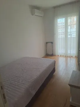 Svijetla spavaća soba sa krevetom i izlazom na terasu. - image 19