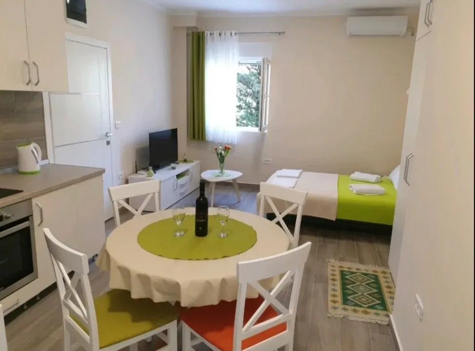 Izdavanje, garsonjera, 32m², Tivat, Crna Gora
