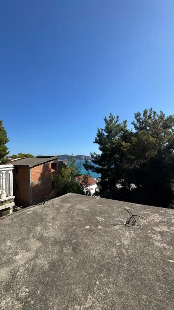 Pogled na more sa terase nekretnine.