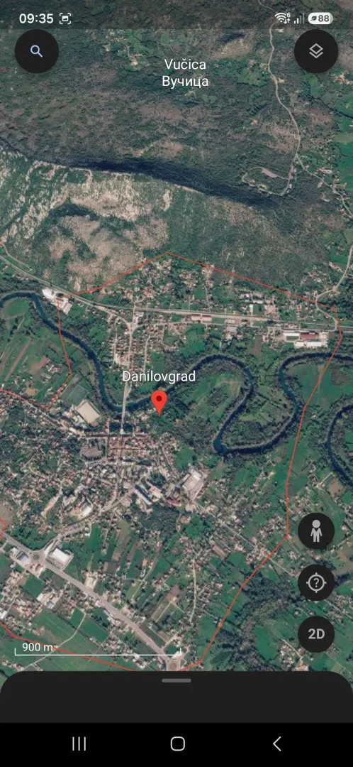 Satelitski snimak terena sa označenim granicama lokacije.
