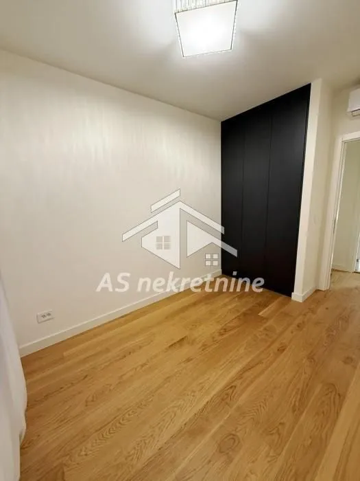 Izdavanje, trosoban stan, 76m², Savski Venac, Beograd