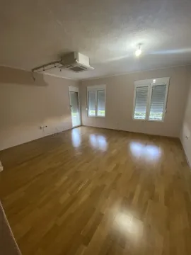 Prostrana i svijetla prazna soba sa parketom i plafonskim klima uređajem. - image 12