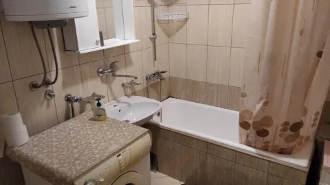 Kupatilo opremljeno kadom, umivaonikom i veš mašinom. - image 2