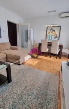 Dnevna soba sa garniturom i trpezarijskim stolom. - image 3