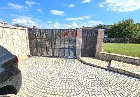 Izdavanje, kuća, 242m², Zagorič, Podgorica - image 4