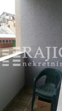 Manja natkrivena terasa sa plastičnom stolicom. - image 11