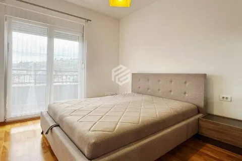 Spavaća soba sa bračnim krevetom i balkonskim vratima. - image 12