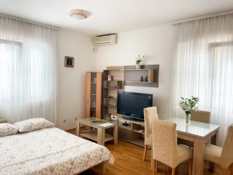 Stan-na-dan, jednosoban stan, 45m², Centar, Bar - image 8