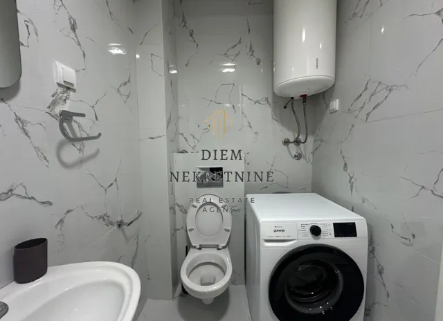 Smaller bathroom with sanitary ware and a washing machine.