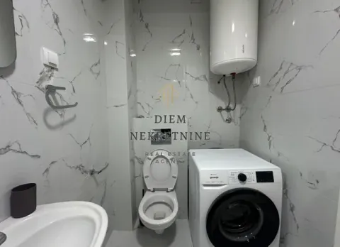 Smaller bathroom with sanitary ware and a washing machine. - image 9