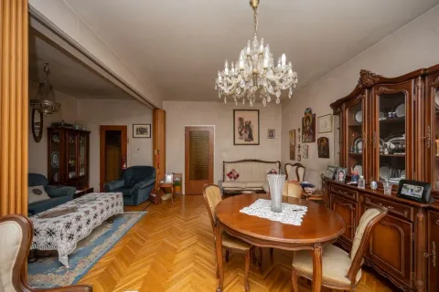 Prostrana dnevna soba sa trpezarijskim stolom i tradicionalnim namještajem. - image 4