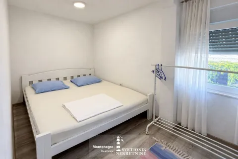 Svjetla spavaća soba sa bijelim krevetom i prozorom. - image 6