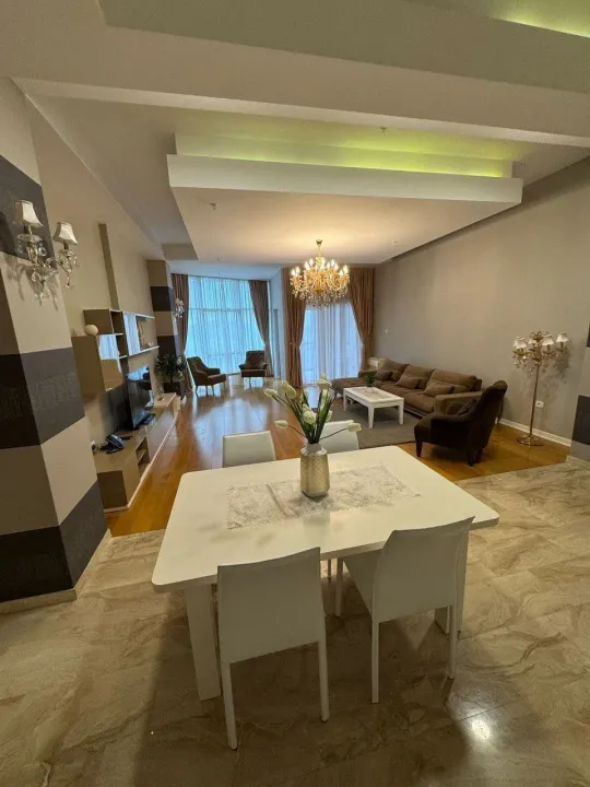 Izdavanje, trosoban stan, 194m², Centar, Budva