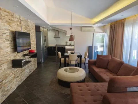 Izdavanje, dvosoban stan, 80m², Škaljari, Kotor - image 2